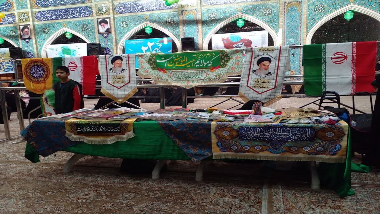 تمثال امام خمینی (ره) در نیشابور همزمان با دهه فجر گلباران شد