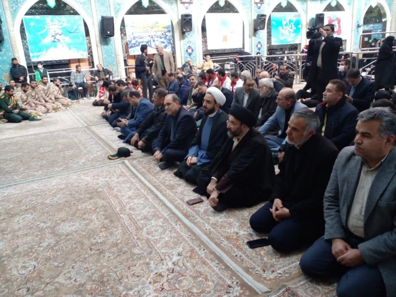 تمثال امام خمینی (ره) در نیشابور همزمان با دهه فجر گلباران شد