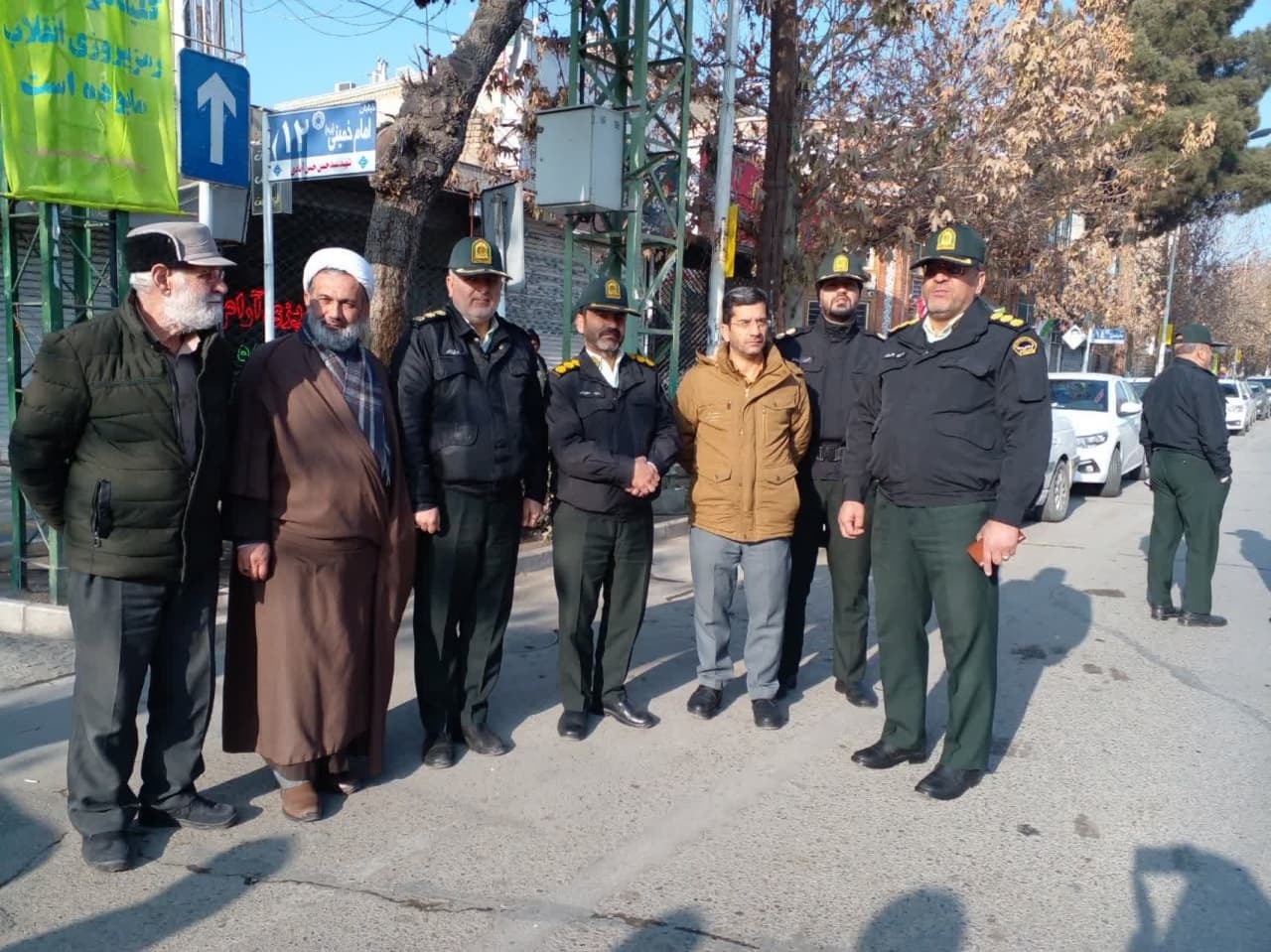 تمثال امام خمینی (ره) در نیشابور همزمان با دهه فجر گلباران شد