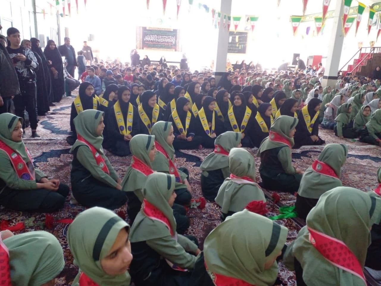 حضور دانش آموزان در مراسم اعیاد شعبانیه