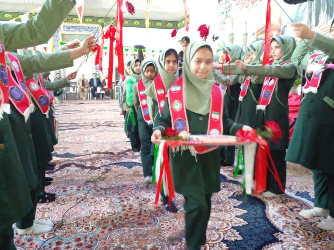 حضور دانش آموزان در مراسم اعیاد شعبانیه
