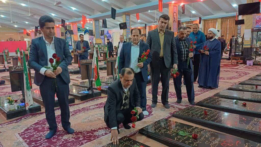 ادای احترام به شهدا در دهه فجر