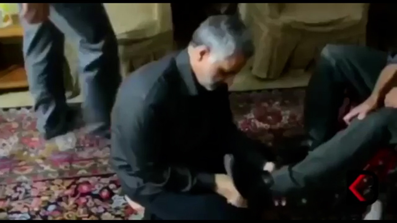 وقتی حاج قاسم سلیمانی برای یک جانباز جوراب می‌پوشاند + فیلم