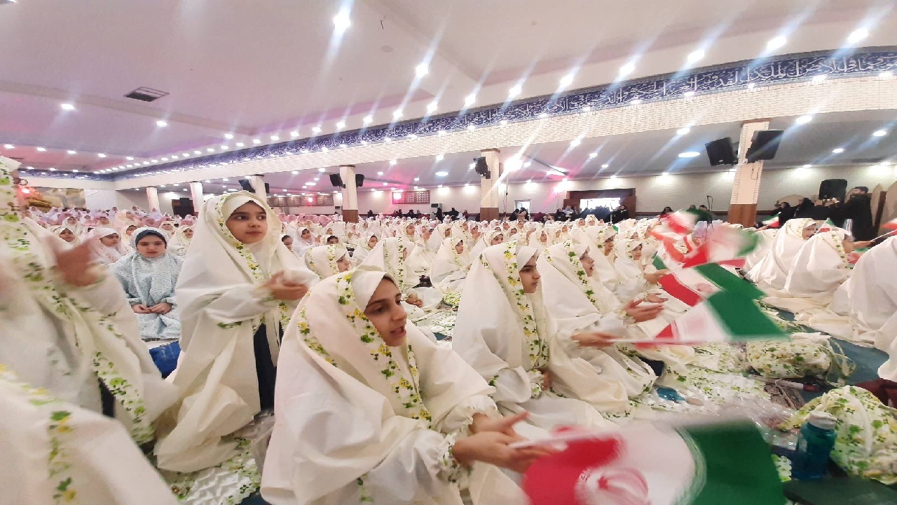 برگزاری جشن شکوفه‌ها با حضور ۱۲۰۰ دانش‌آموز ساوجبلاغی در مصلی هشتگرد