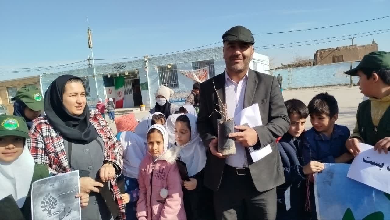 اجرای پویش درختکاری نهال فجر در روستای سنگ بست فریمان