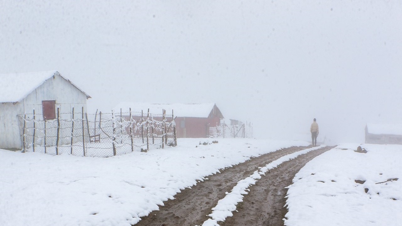 بارش برف و باران در راه گیلان