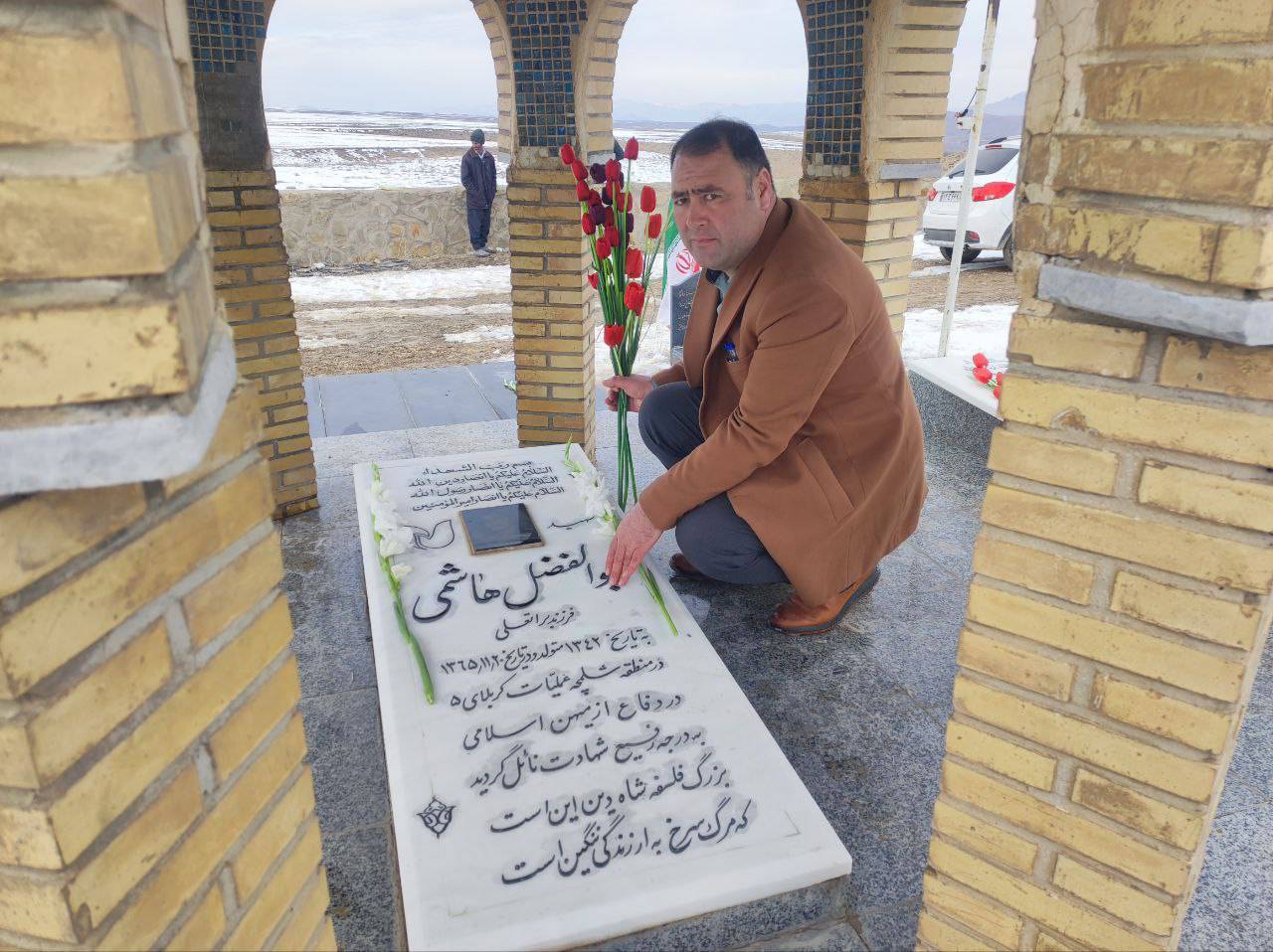 غبارروبی و عطرافشانی مزار گلزار شهدای روستای توآباد در ایام الله دهه فجر