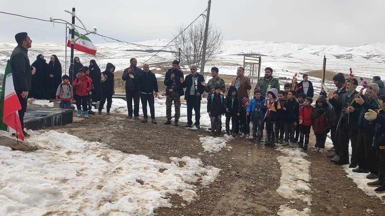 غبارروبی و عطرافشانی مزار گلزار شهدای روستای توآباد در ایام الله دهه فجر