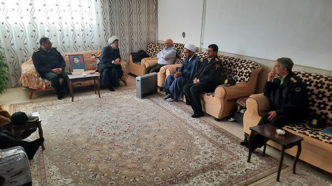 دیدار با خانواده شهدا در مراسم دهه فجر