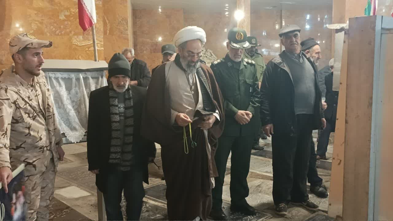 غبارروبی و عطرافشانی مزار شهدا غبارروبی و عطرافشانی مزار شهدا