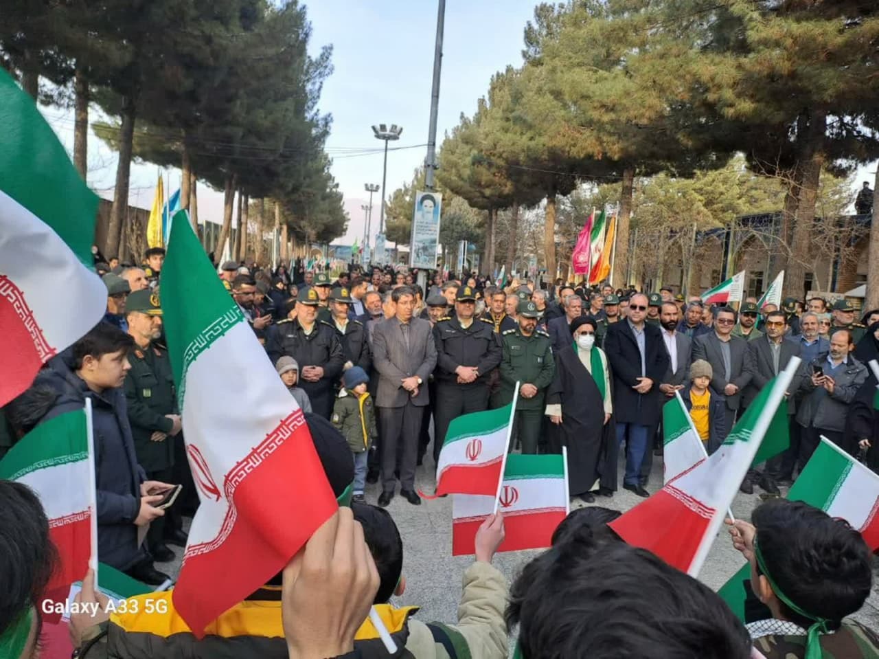 غبارروبی و عطرافشانی مزار گلزار شهدا در نیشابور غبارروبی و عطرافشانی مزار گلزار شهدا در نیشابور