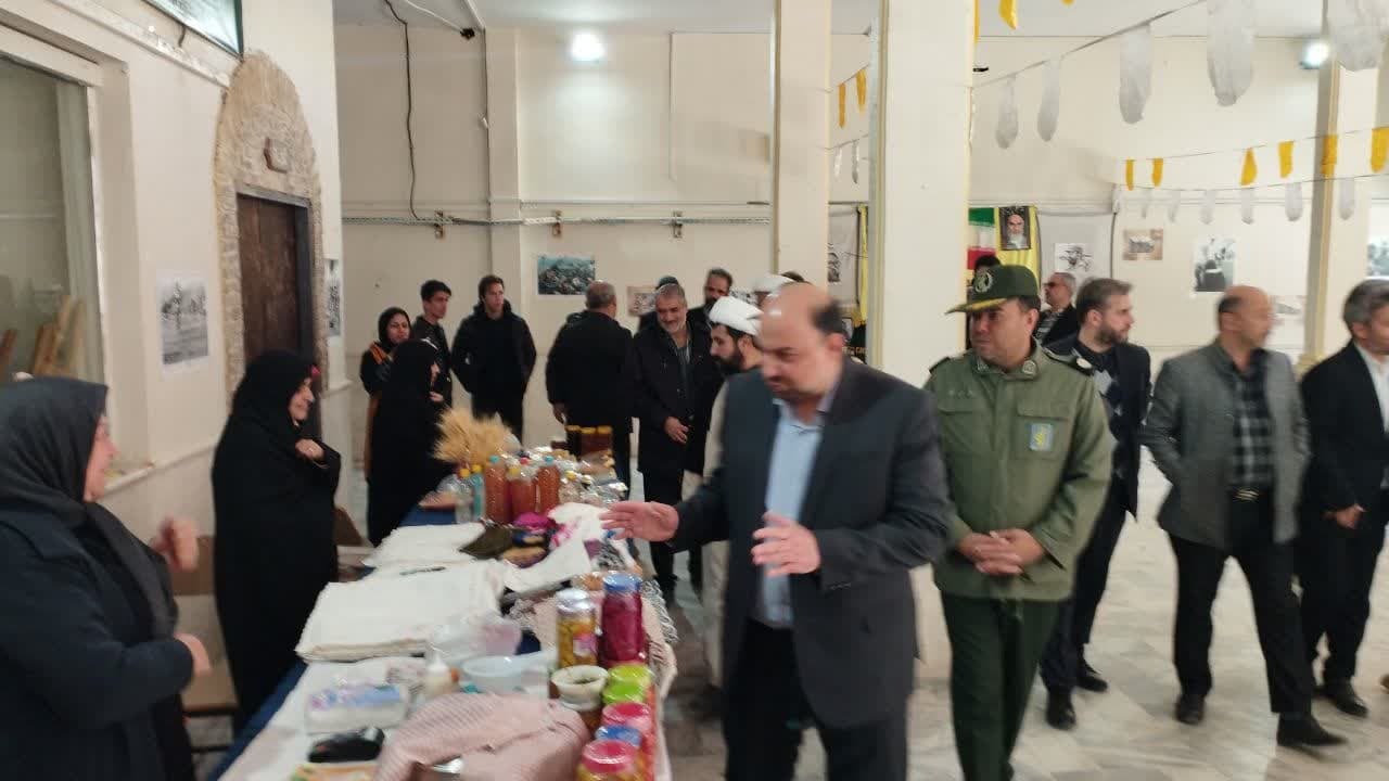 برپایی نمایشگاه هنر&zwnj;های تجسمی در  فریمان به مناسبت ایام الله دهه فجر