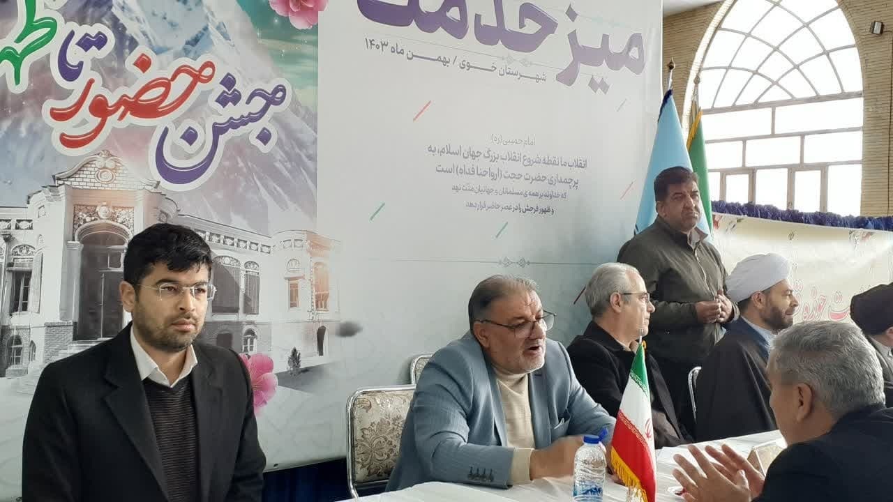 دیدار مسئولان خوی با مردم در قالب میز خدمت