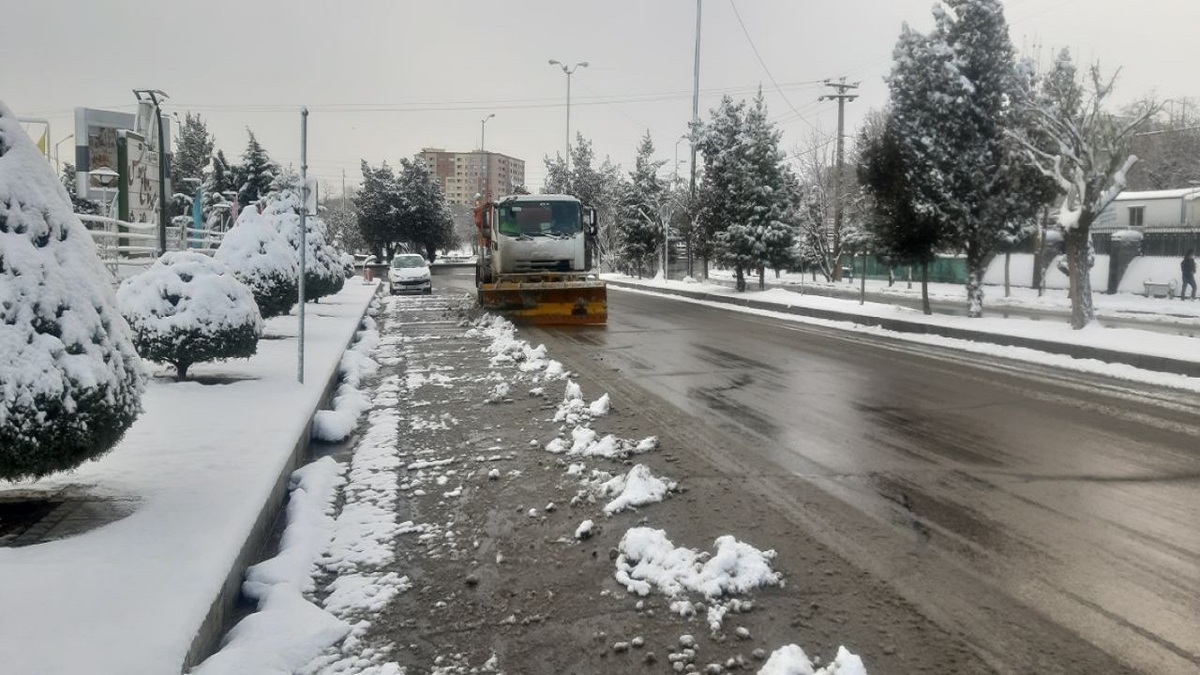باشگاه خبرنگاران -اجرای عملیات پاکسازی معابر همدان با ۴۵ گروه برفروب