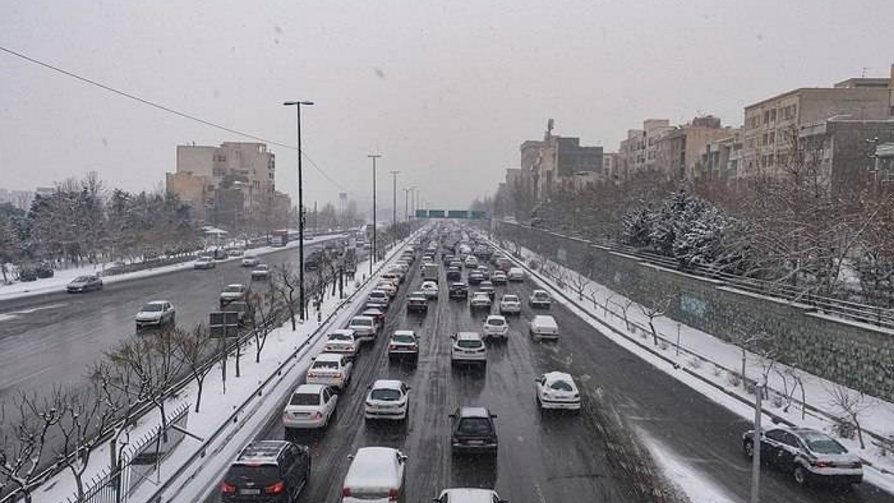 چالش دوباره برف با کرایه گران و ترافیک/ انتقاد از نظارت ضعیف بر تاکسی‌های اینترنتی