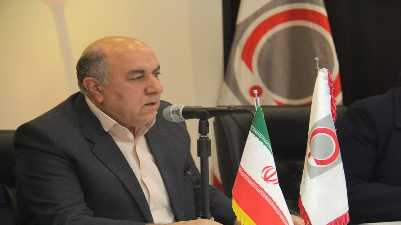 استقرار پایگاه سیار اهدای خون در مسیر راهپیمایی ۲۲ بهمن 