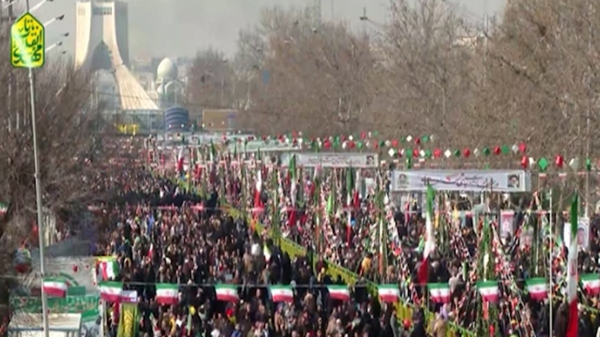 پرچم ایران روی برج آزادی نقش بست + فیلم