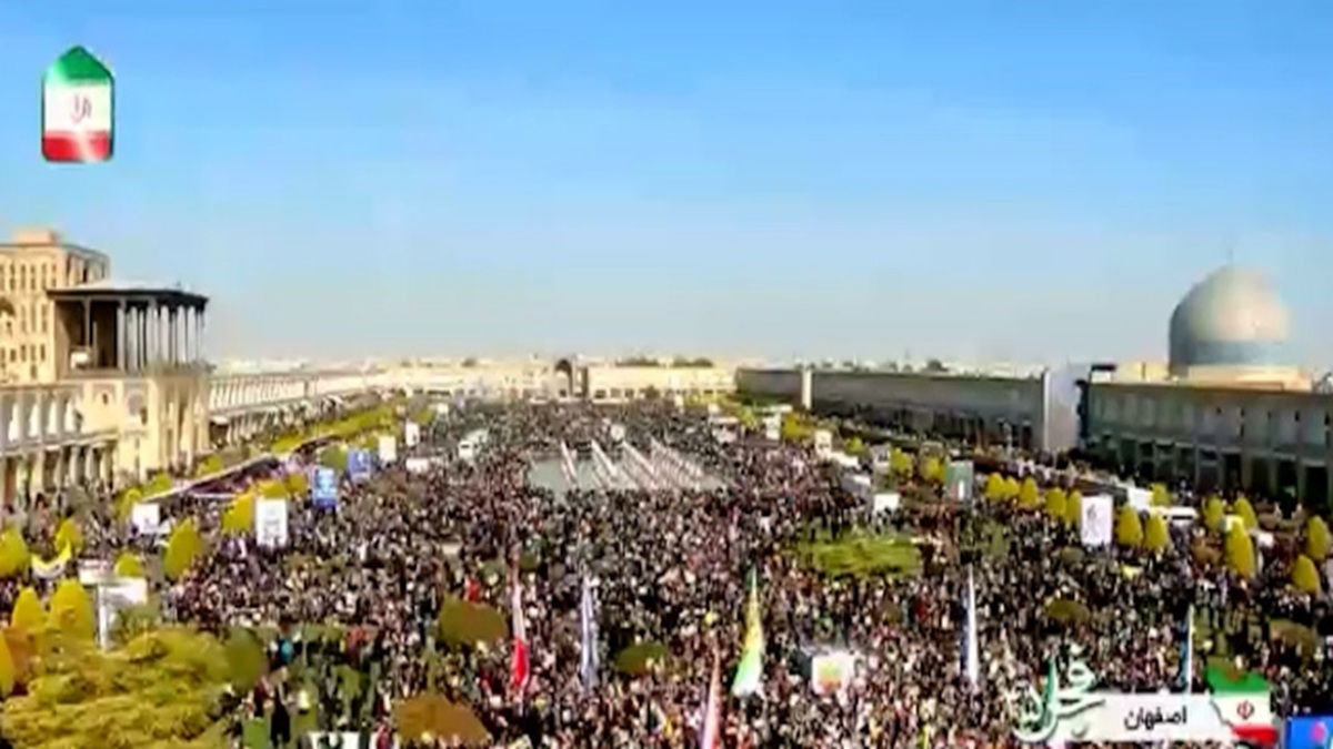 پرچم ایران روی برج آزادی نقش بست + فیلم