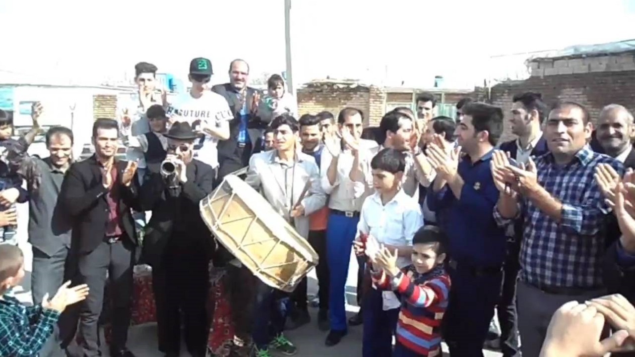 نواختن ساز و دهل در روستا‌های همدان همزمان با پیروزی انقلاب اسلامی + فیلم