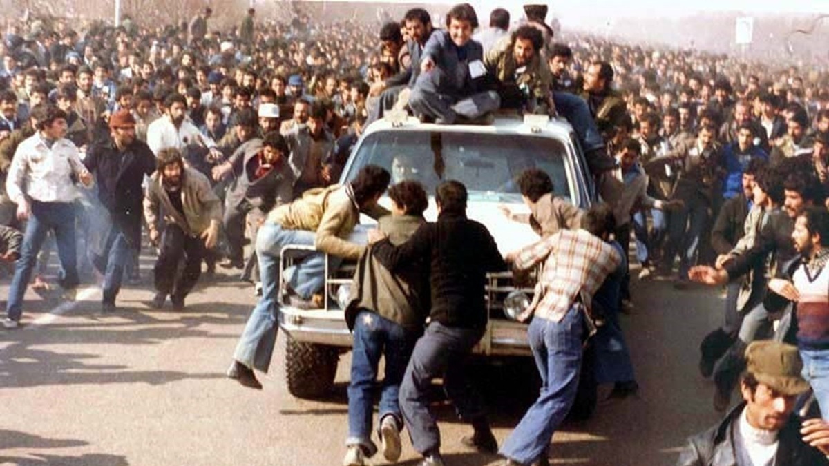 پرچم ایران روی برج آزادی نقش بست + فیلم