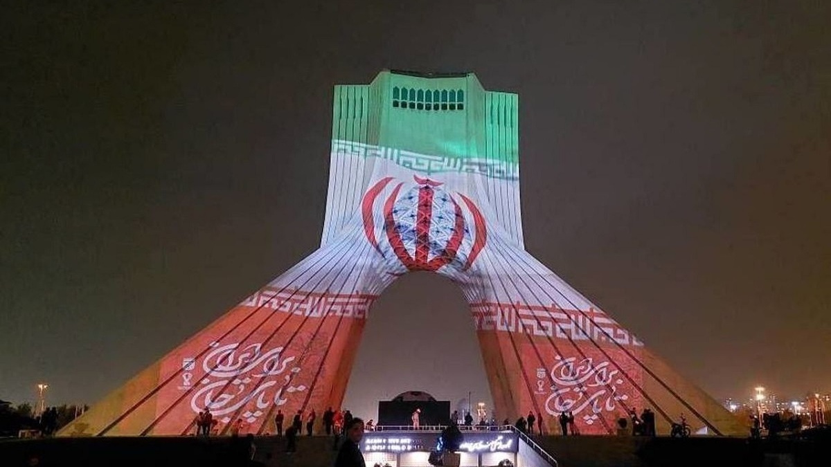 اجرای سرود توسط نوجوانان در راهپیمایی ۲۲ بهمن + فیلم