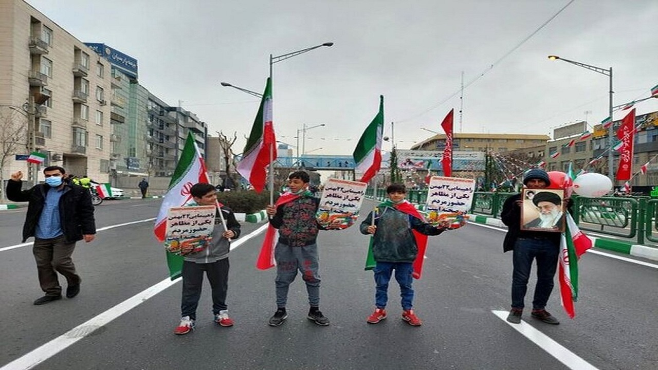 آغاز جشن چهل و ششمین سالگرد پیروزی انقلاب شکوهمند اسلامی در یزد امروز همه آمده بودند از کودکان تا پیشکسوتان انقلاب
+عکس