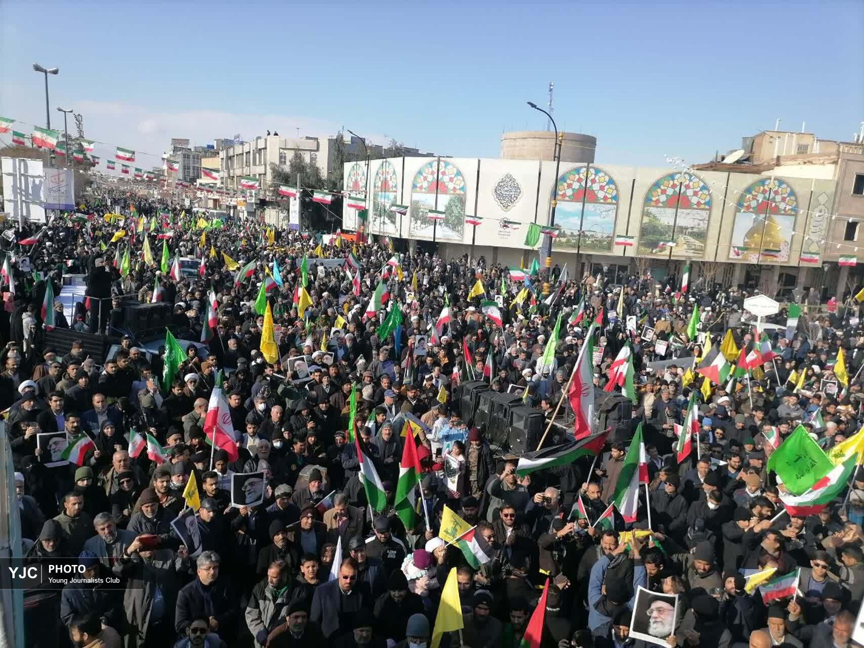 جشن پیروزی انقلاب در قم؛ حضور گسترده و پرشور مردم در خیابان&zwnj;ها