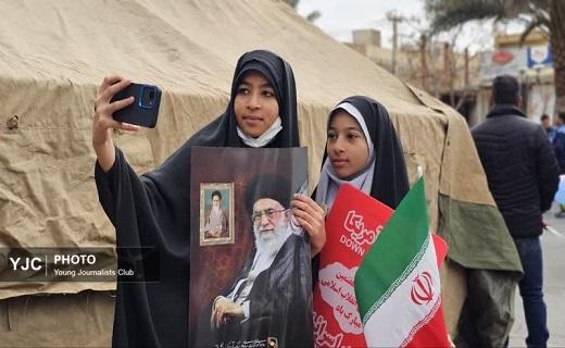 جلوه&zwnj;هایی ویژه از حضور نوجوانان در راهپیمایی ۲۲ بهمن در بافق+عکس