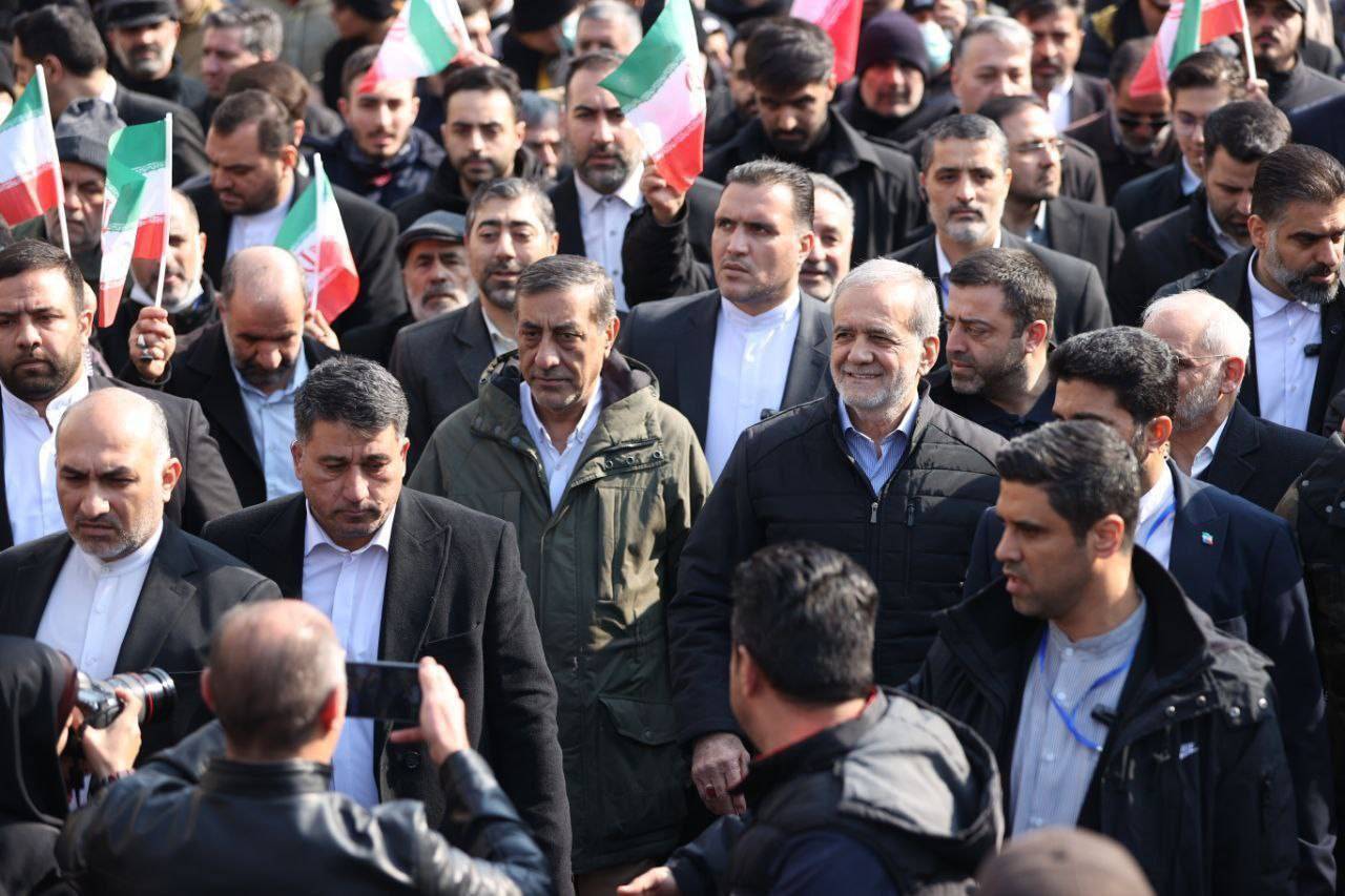 راهپیمایی ۲۲ بهمن در سراسر کشور/ مردم در سردترین روز سال به میدان آمدند