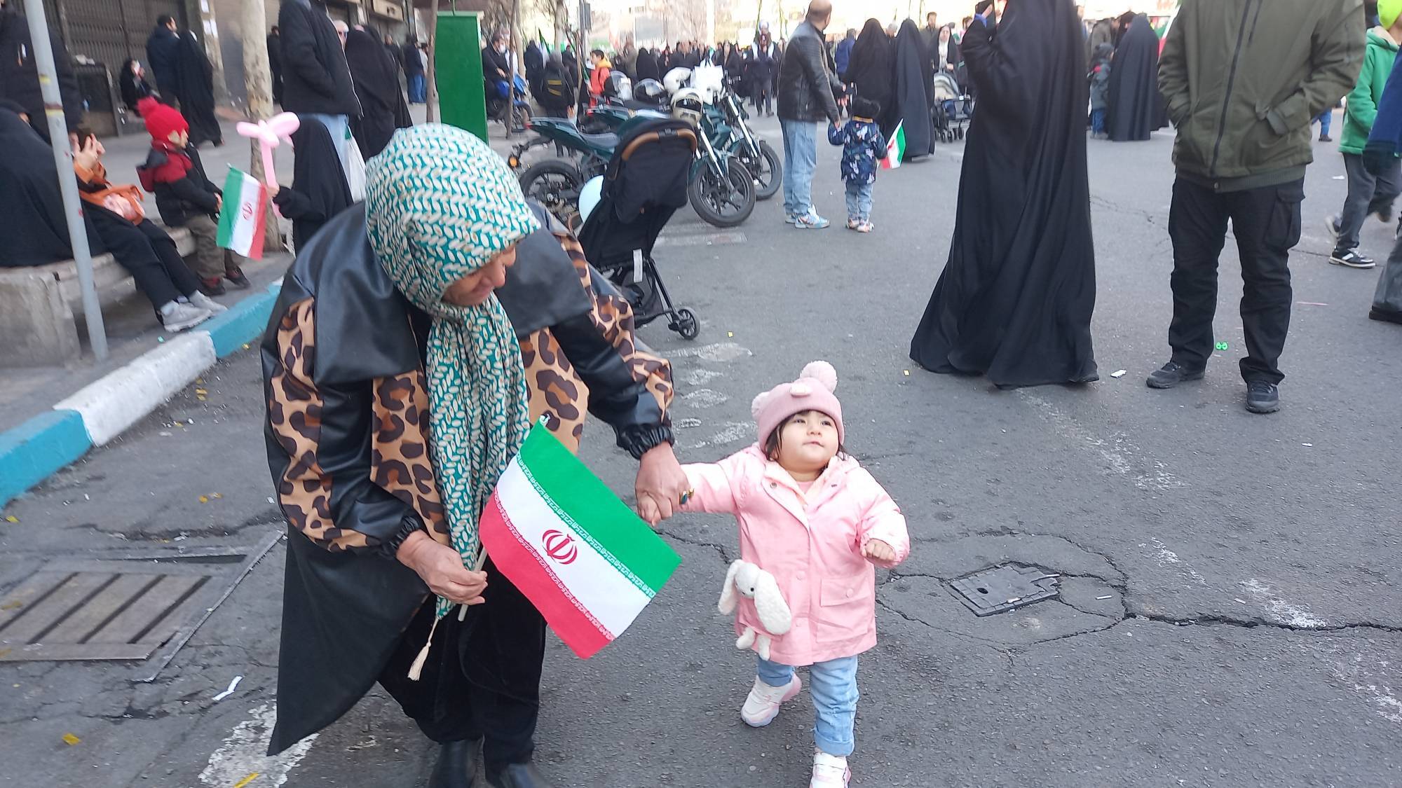 راهپیمایی ۲۲ بهمن در سراسر کشور/ مردم در سردترین روز سال به میدان آمدند