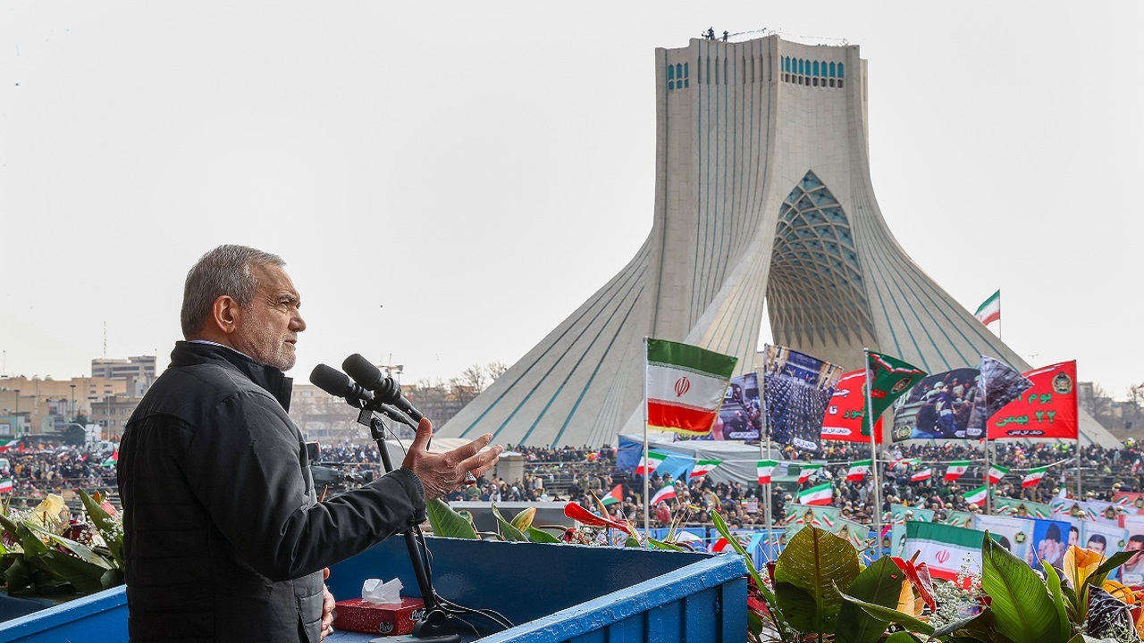 رئیس‌جمهور: رمز موفقیت پیروزی انقلاب حضور مردم بود/ در مقابل بیگانگان سر خم نخواهیم کرد