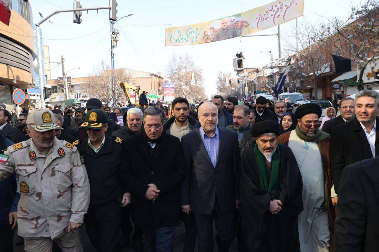 راهپیمایی ۲۲ بهمن در سراسر کشور/ مردم در سردترین روز سال به میدان آمدند