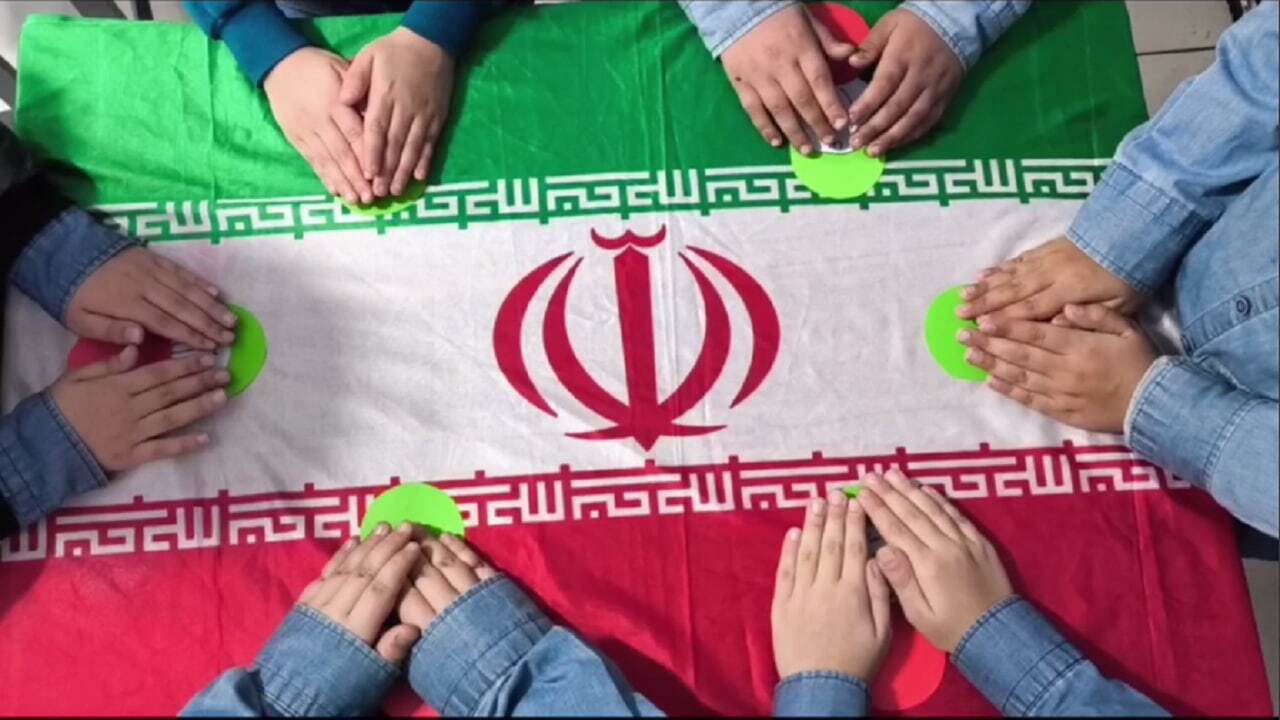 اتحاد دانش‌آموزان در آغوش پرچم میهن