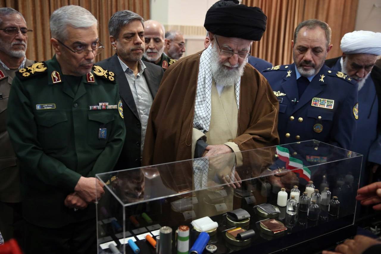 بازدید حضرت آیت الله خامنه&zwnj;ای از نمایشگاه آخرین دستاورد&zwnj;های دانشمندان صنعت دفاعی کشور