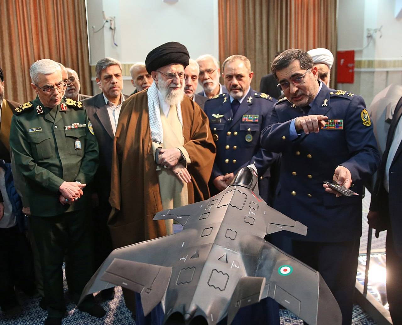 بازدید حضرت آیت الله خامنه&zwnj;ای از نمایشگاه آخرین دستاورد&zwnj;های دانشمندان صنعت دفاعی کشور