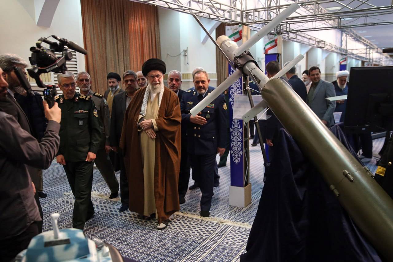 بازدید حضرت آیت الله خامنه&zwnj;ای از نمایشگاه آخرین دستاورد&zwnj;های دانشمندان صنعت دفاعی کشور