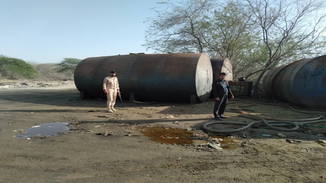 پاکسازی خور پهنو جگین از سوخت قاچاق