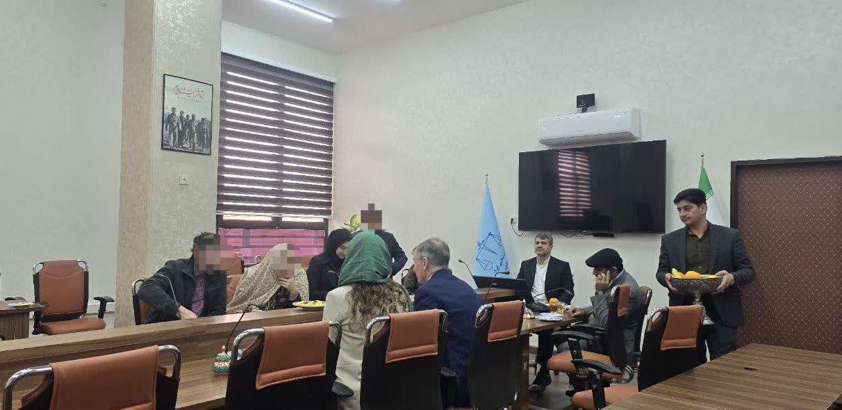 دیدار سفیر انگلیس با ۲ متهم امنیتی تبعه انگلیس در کرمان دیدار سفیر انگلیس با ۲ متهم امنیتی تبعه انگلیس در کرمان