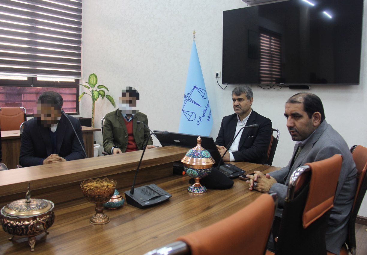دیدار سفیر انگلیس با ۲ متهم امنیتی تبعه انگلیس در کرمان دیدار سفیر انگلیس با ۲ متهم امنیتی تبعه انگلیس در کرمان