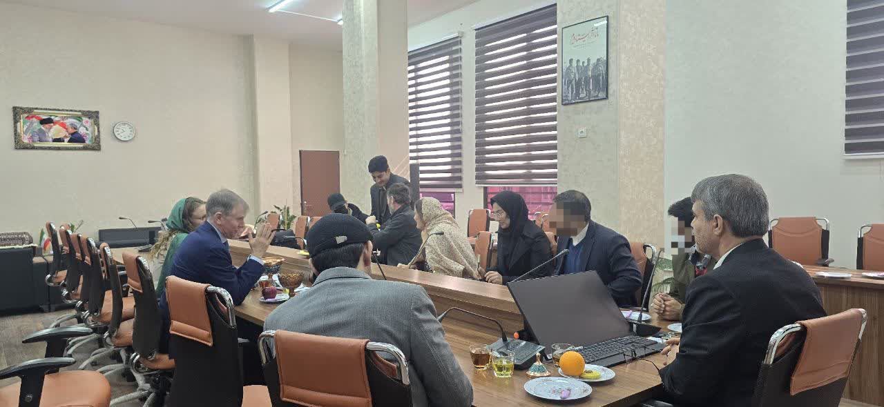 دیدار سفیر انگلیس با ۲ متهم امنیتی تبعه انگلیس در کرمان دیدار سفیر انگلیس با ۲ متهم امنیتی تبعه انگلیس در کرمان