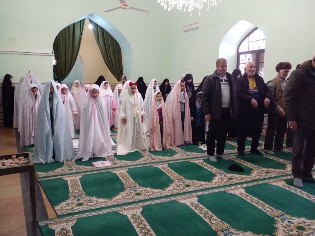 اقامه نماز دانش آموزان در جشن تکلیف