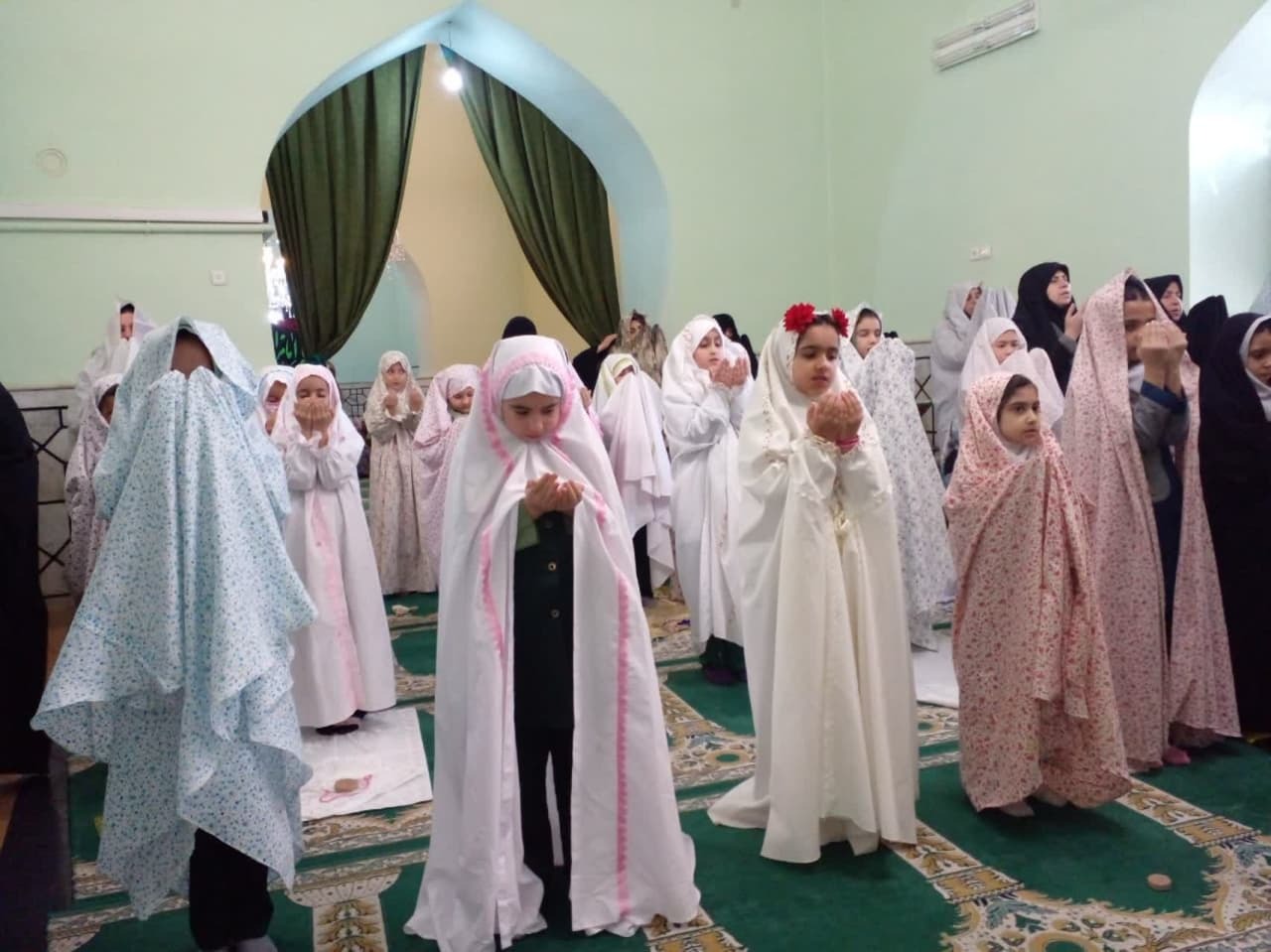 اقامه نماز فرشتگان کوچک