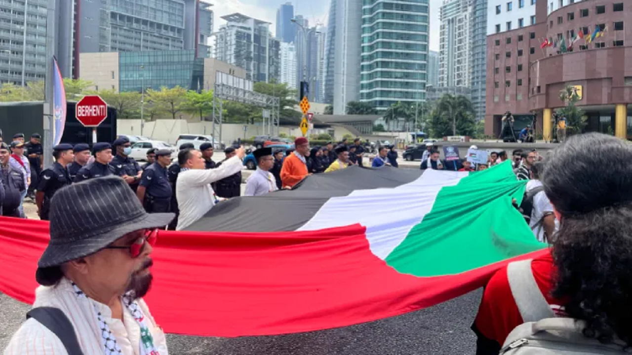 شعار حامیان فلسطین مقابل سفارت آمریکا در مالزی: «ترامپ، به جهنم برو!» 
