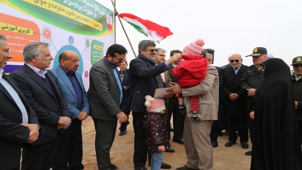 تحویل بیش از  ۲ هزار قطعه زمین قانون جوانی جمعیت به متقاضیان در استان یزد