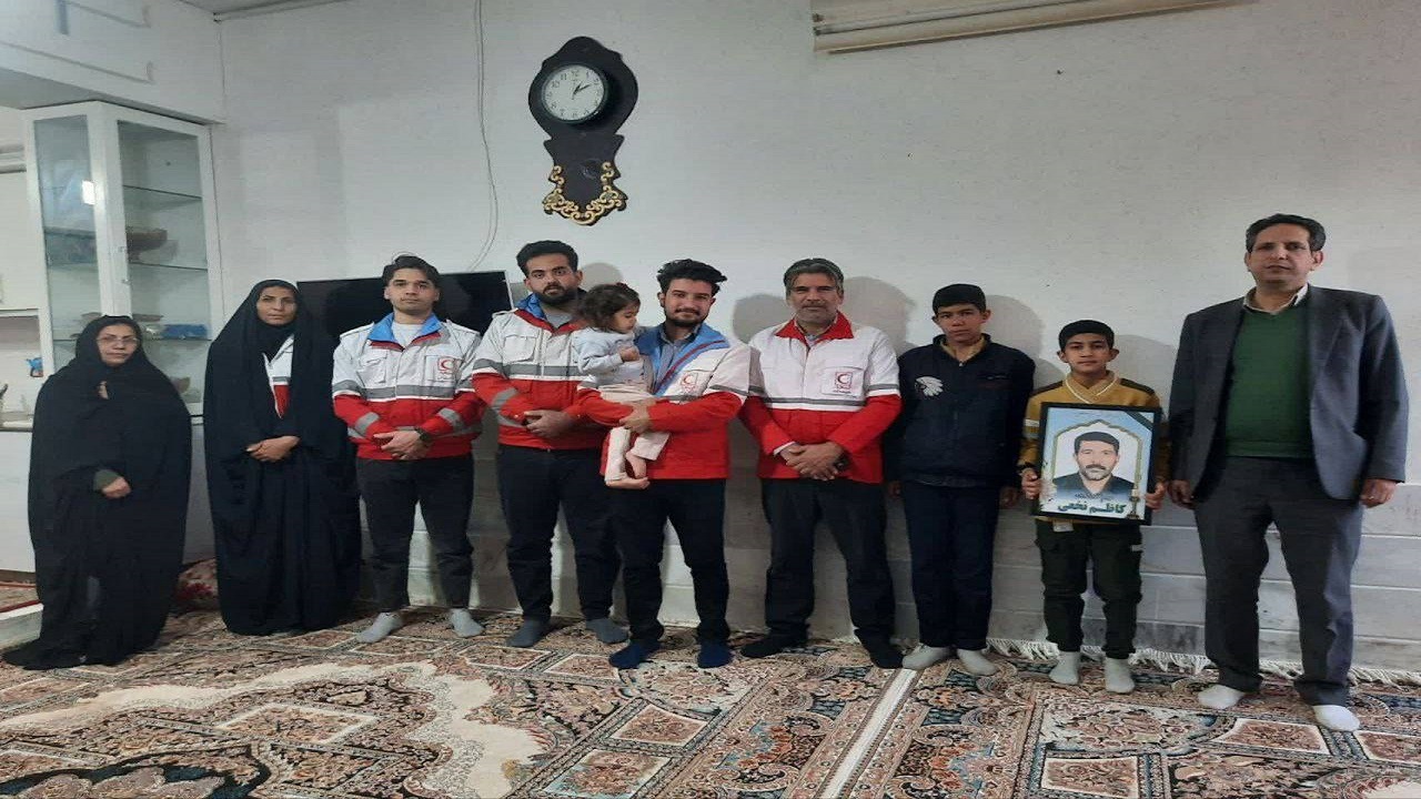 عیادت نیرو‌های هلال‌احمر از خانواده‌های حادثه دیده معدن طبس + عکس