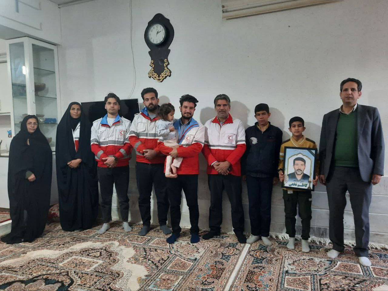 عیادت نیرو&zwnj;های هلال&zwnj;احمر از خانواده&zwnj;های حادثه دیده معدن طبس