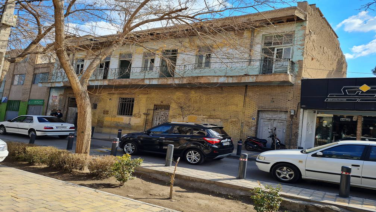 نگرانی یک شهروند از احتمال ریزش یک ساختمان قدیمی در اصفهان
