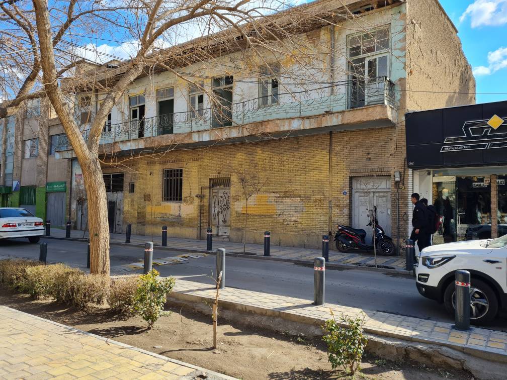 نگرانی یک شهروند از احتمال ریزش یک ساختمان قدیمی در اصفهان