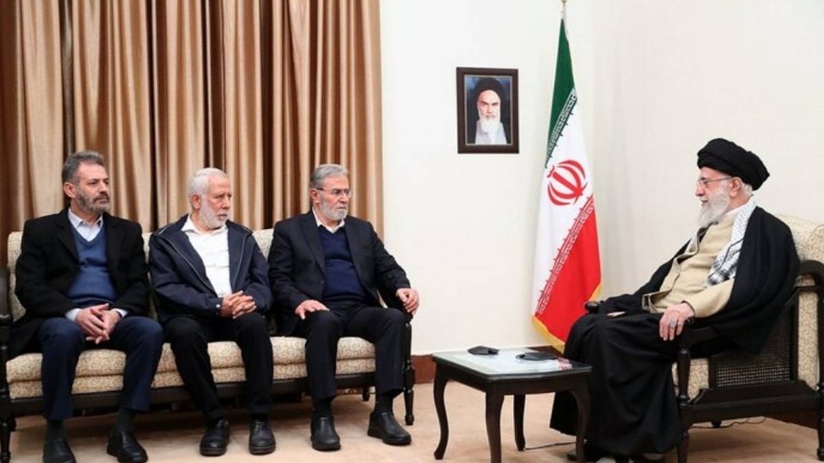 رهبری حکیم که فرسنگ‌ها جلوی ملتش دیدبانی می‌کند + فیلم