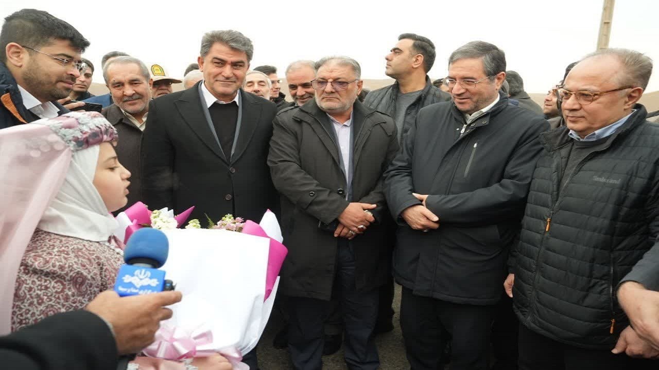 معاون رئیس جمهور وارد خوی شد+آلبوم عکس